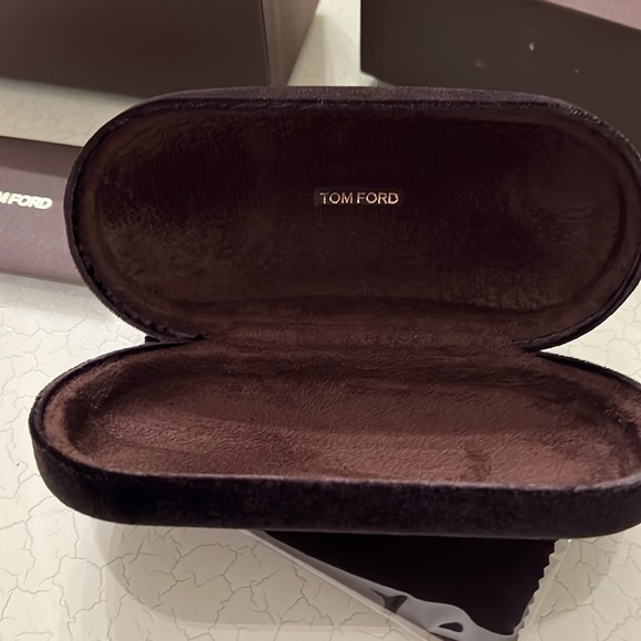 NWB Authentic Tom Ford Luxury Sunglasses Velvet Case + Cleaning Cloth + Box. - Picture 3 of 10